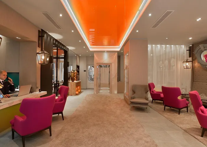 La Lanterne & By Timhotel