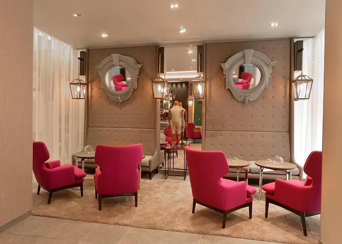 Hotel La Lanterne & By Timhotel 4*