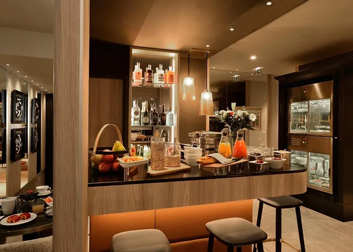 Hotel La Lanterne & By Timhotel Paris