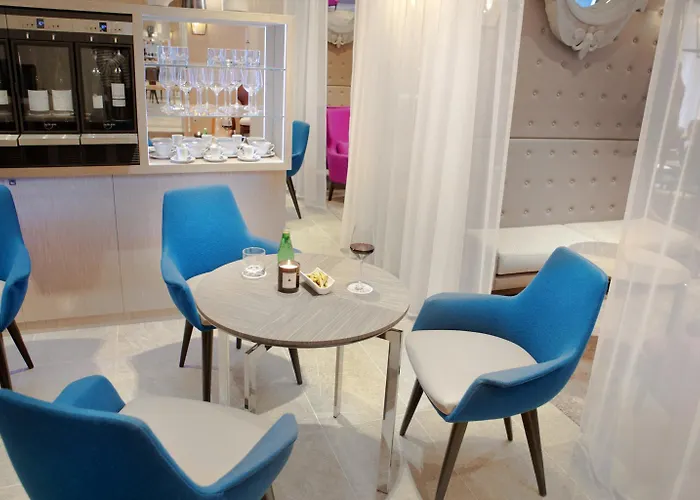 Hotel La Lanterne & By Timhotel 4*