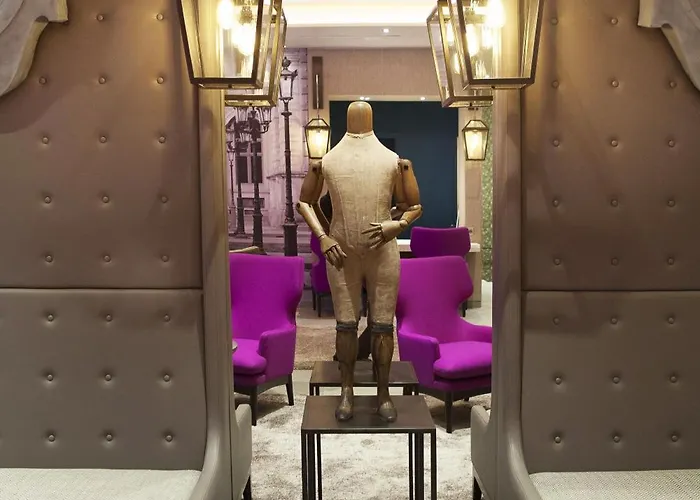 Hotel La Lanterne & By Timhotel 4*