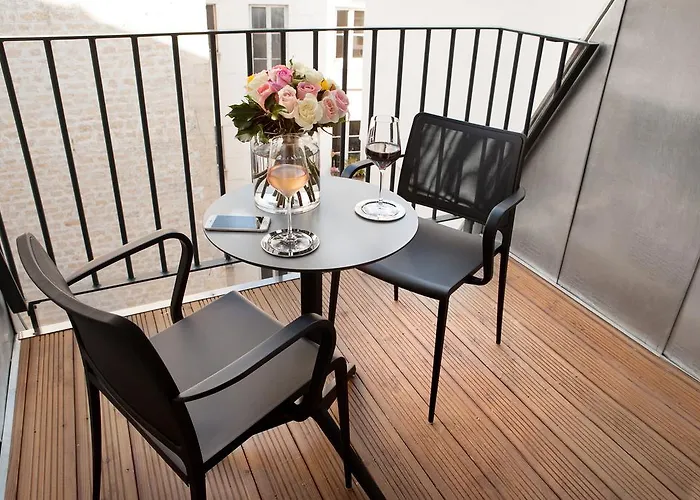 Hotel La Lanterne & By Timhotel