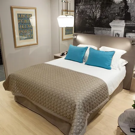Hotel La Lanterne & By Timhotel Paris