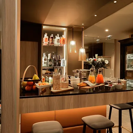 Hotel La Lanterne & By Timhotel Paris