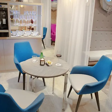 Hotel La Lanterne & By Timhotel 4*