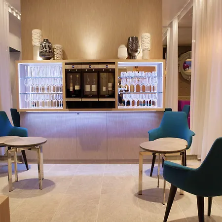 Отель La Lanterne & By Timhotel