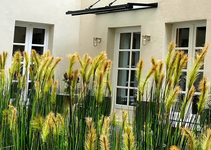 La Lanterne & By Timhotel מלון