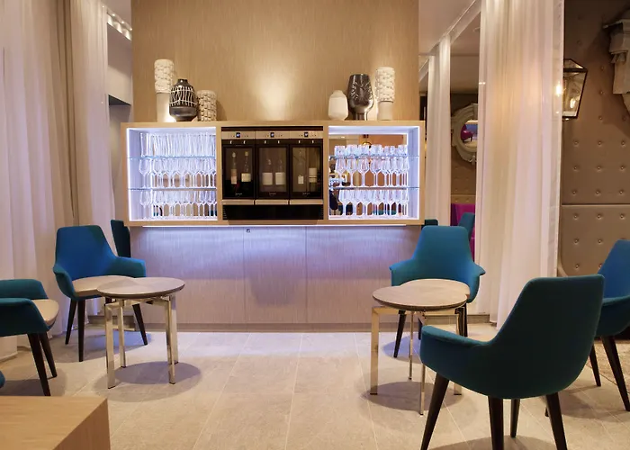 מלון La Lanterne & By Timhotel